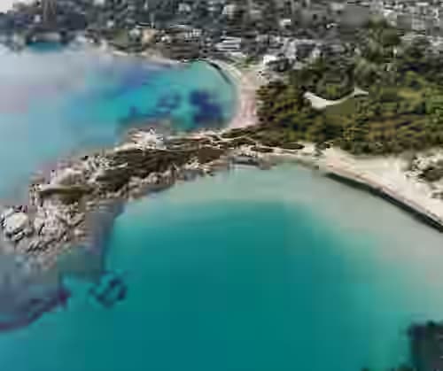 Εντυπωσιακή εναέρια άποψη των τιρκουάζ νερών και των κόλπων με πεύκα στη Σιθωνία, Χαλκιδική, κορυφαίος προορισμός για εξερεύνηση με ενοικιαζόμενο αυτοκίνητο Karpadu.