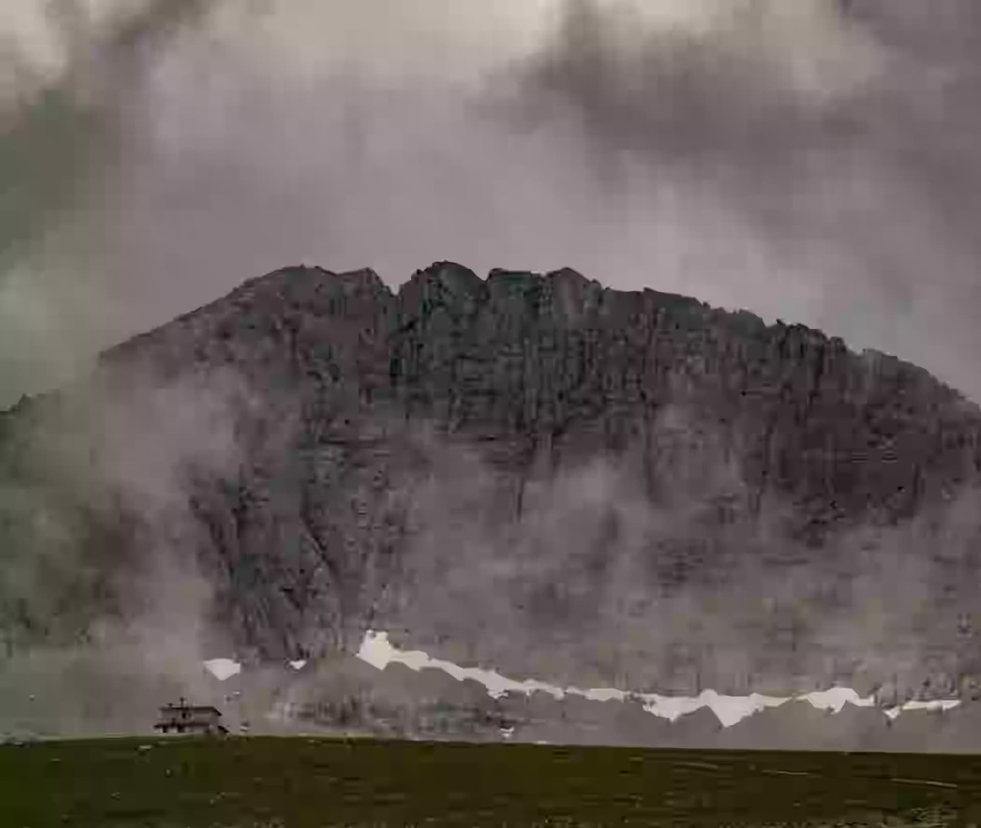 Οι μεγαλοπρεπείς κορυφές του Ολύμπου κάτω από δραματικά σύννεφα, ένας θρυλικός ελληνικός προορισμός ιδανικός για ημερήσια εκδρομή από τη Θεσσαλονίκη με ενοικιαζόμενο αυτοκίνητο Karpadu.