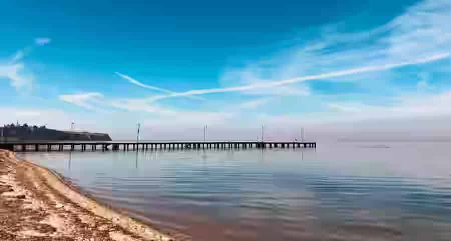 Il lungo e iconico pontile in legno della spiaggia di Agia Triada vicino a Salonicco - una bella meta costiera facilmente raggiungibile con l'auto a noleggio Karpadu.