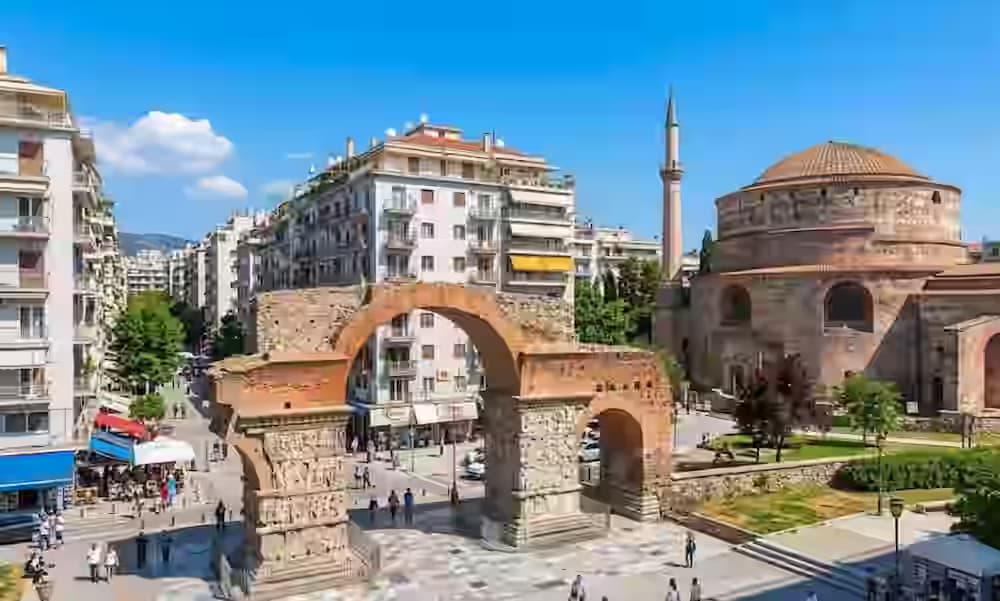 Άποψη της Αψίδας του Γαλέριου και της Ροτόντας στο κέντρο της Θεσσαλονίκης, σημαντικοί αρχαιολογικοί χώροι εύκολα προσβάσιμοι με ενοικιαζόμενο αυτοκίνητο Karpadu.