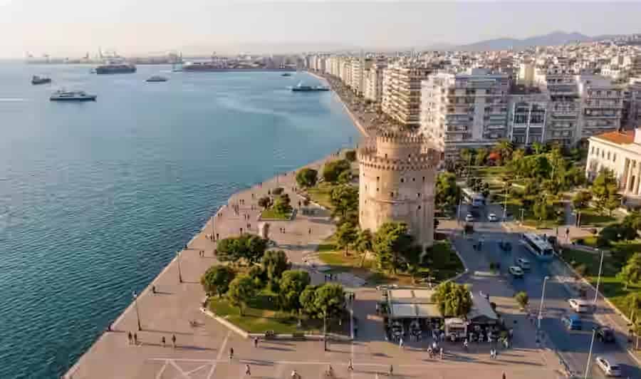 Vista aerea del lungomare di Salonicco e della Torre Bianca in Grecia, con le principali attrazioni della citta raggiungibili con il servizio di noleggio auto Karpadu.