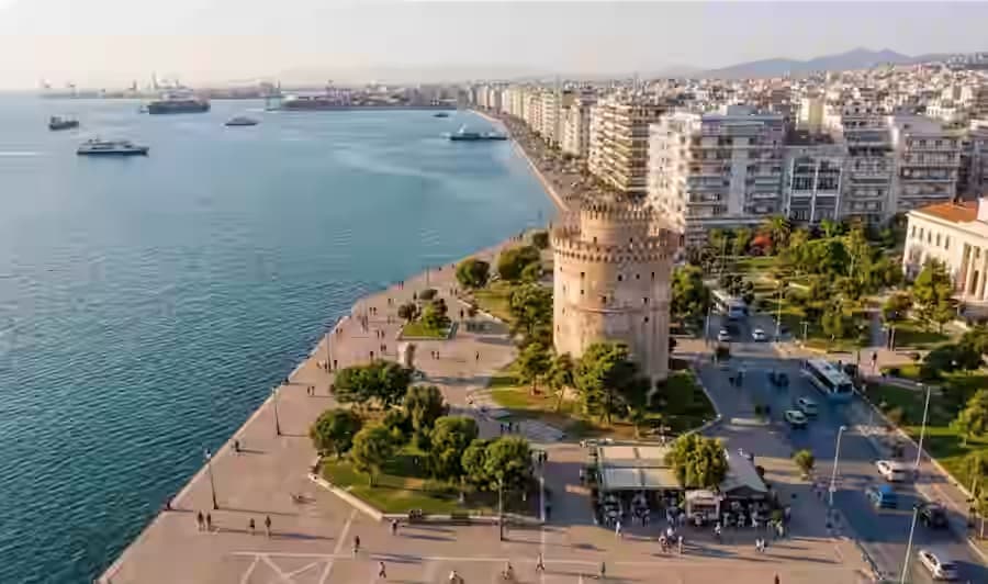 Εναέρια άποψη της παραλιακής ζώνης της Θεσσαλονίκης και του Λευκού Πύργου, με τα κυριότερα αξιοθέατα της πόλης που μπορείτε να επισκεφθείτε με ενοικιαζόμενο αυτοκίνητο Karpadu.