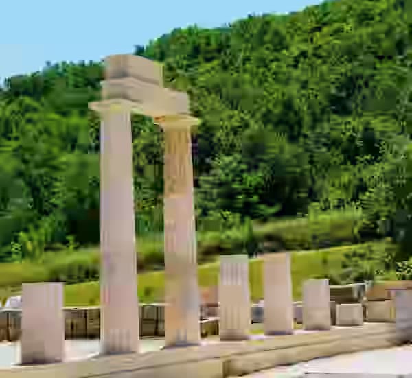 Antyczne kolumny Palacu w Aigai w Verginie - Swiatowe Dziedzictwo UNESCO i stolica krolewska Macedonii, latwo dostepna wynajmowanym autem Karpadu z Salonik.