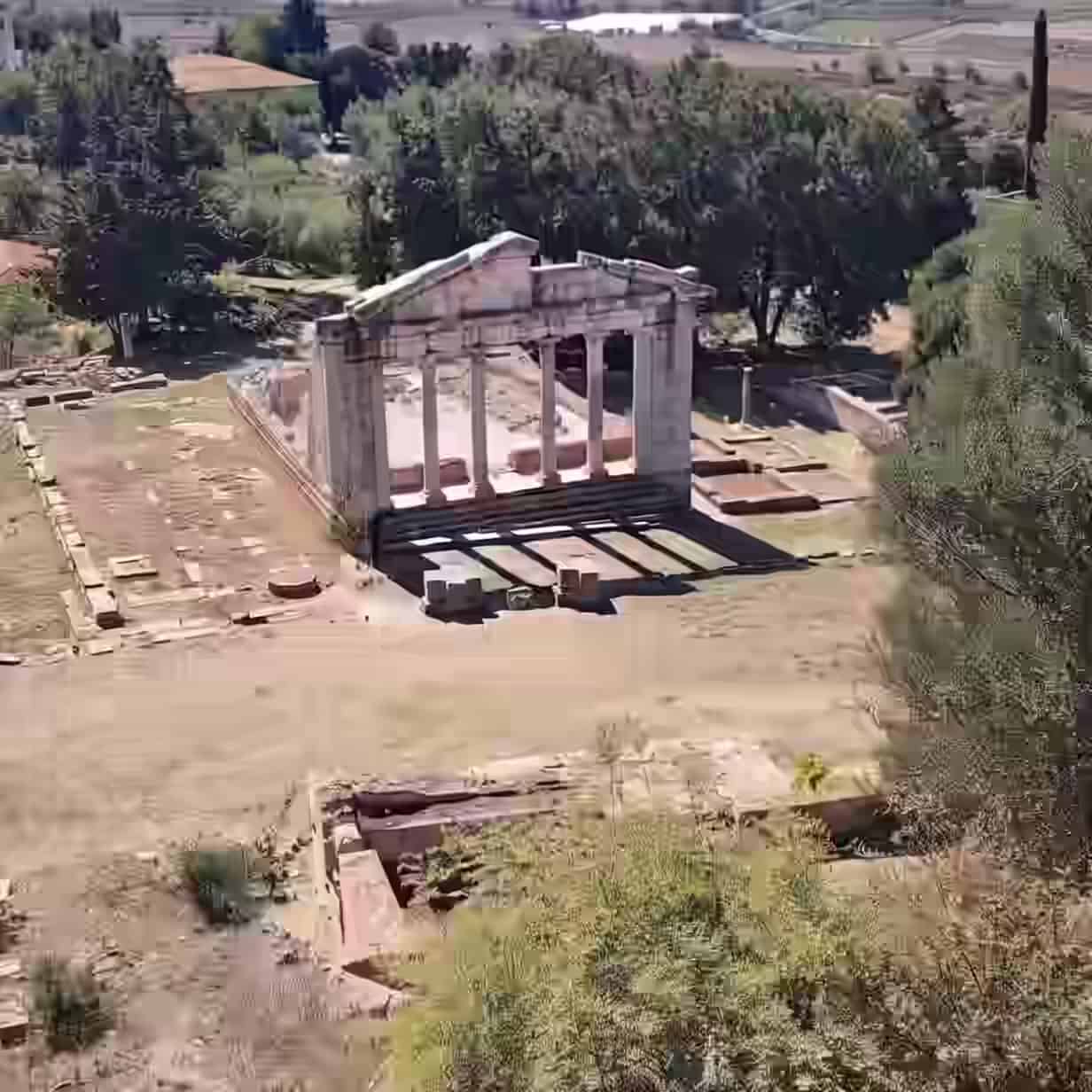 Steinsäulen einer antiken griechischen Tempelruine im grasbewachsenen archäologischen Park von Apollonia, Albanien.