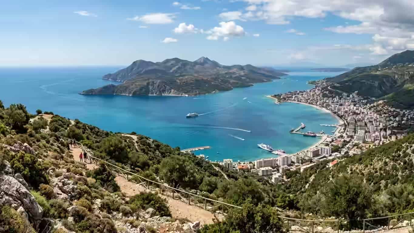 Die Bucht von Vlora vom Hang aus gesehen, wo die Adria auf das Ionische Meer trifft, dahinter die Halbinsel Karaburun