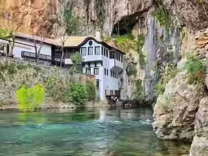 Istorijska bela derviška tekija sagrađena u visokoj stenovitoj litici kraj reke Bune u Blagaju, Bosna i Hercegovina.