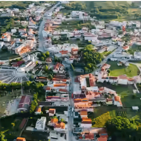 Pogled iz vazduha na veliko crkveno svetište i okolne zgrade i polja u Međugorju, Bosna i Hercegovina.