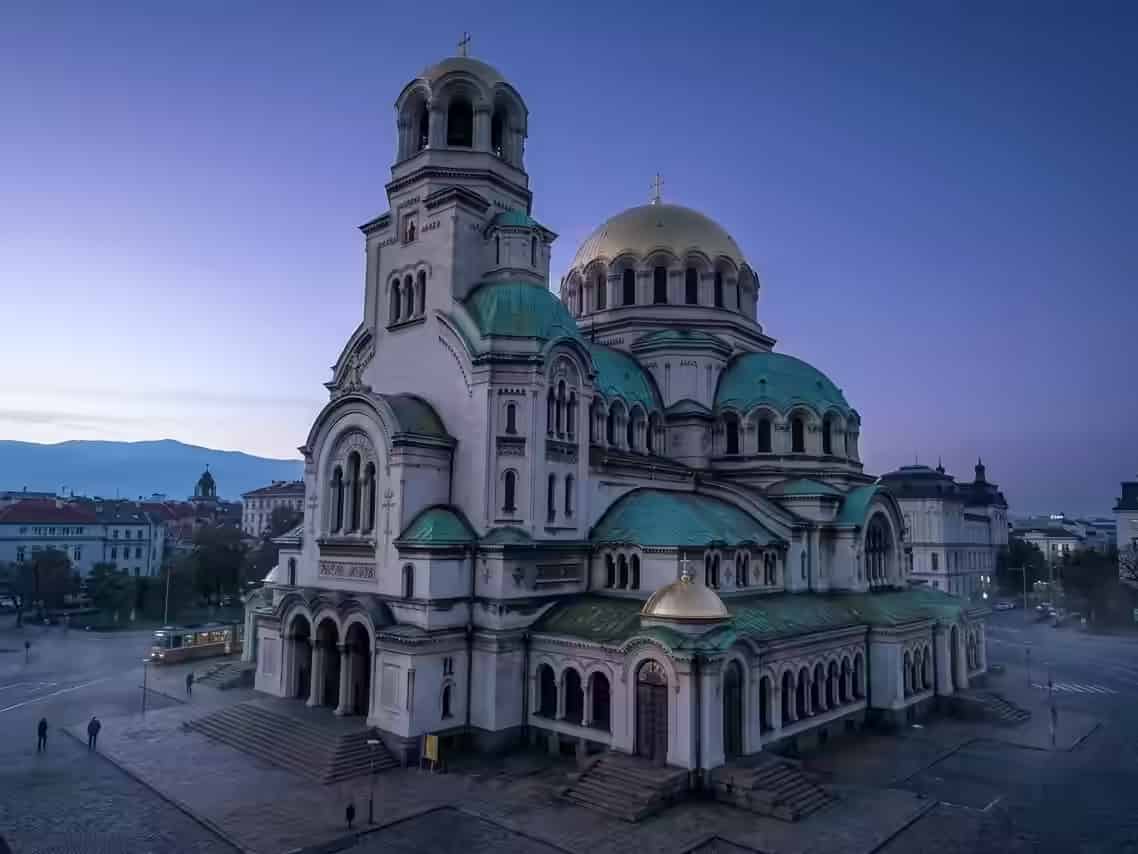 Die grünen und goldenen Kuppeln der Alexander-Newski-Kathedrale an einem Platz in Sofia, Bulgarien.