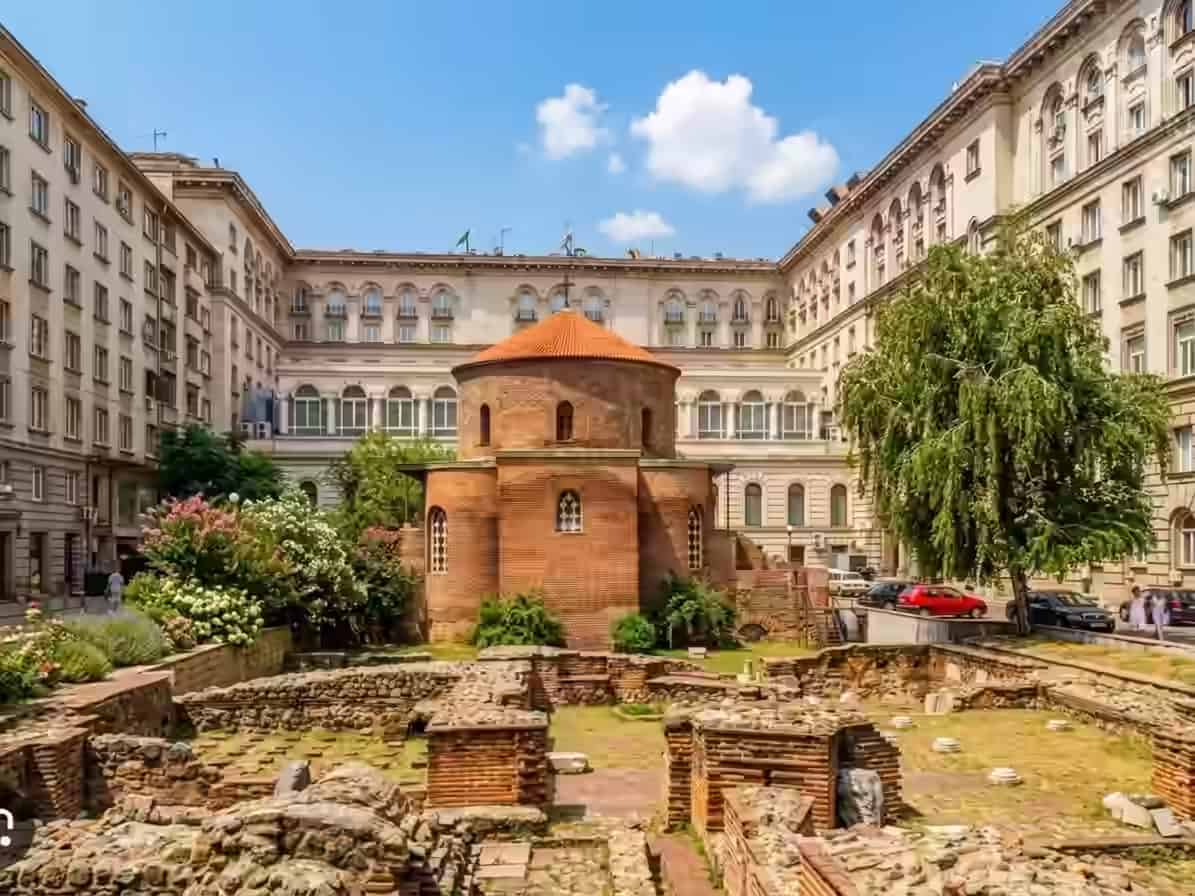 Die Georgsrotunde aus rotem Backstein inmitten der römischen Ruinen von Serdika im Zentrum von Sofia, Bulgarien.