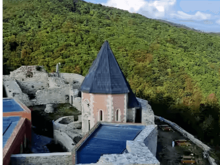 Die restaurierten Steinmauern und der Turm der Festung Medvedgrad am bewaldeten Hang der Medvednica über Zagreb, Kroatien.