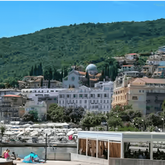 Villen und Hotels an der Uferfront unter den bewaldeten Hängen des Učka in Opatija an der Adriaküste Kroatiens.