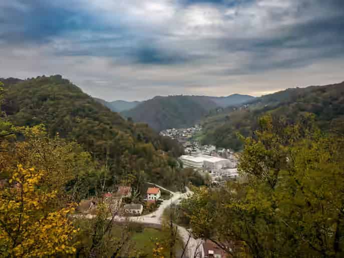 Dicht bewaldete Hügel rund um einen kleinen Ort im Tal, in der Landschaft bei Samobor westlich von Zagreb, Kroatien.