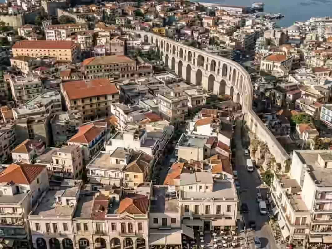 Șirul lung de arcade din piatră ale Apeductului Kamares care traversează peisajul urban din Larnaca, Cipru.