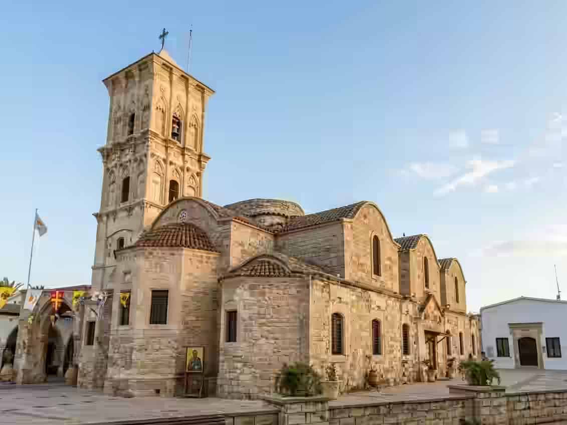Clopotnița istorică din piatră și cupolele Bisericii Sfântul Lazăr din centrul orașului Larnaca, Cipru.