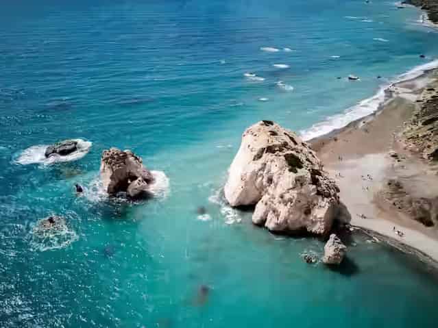De grote kalkstenen rotsen van Petra tou Romiou in het blauwe water voor de kust van Paphos, Cyprus.