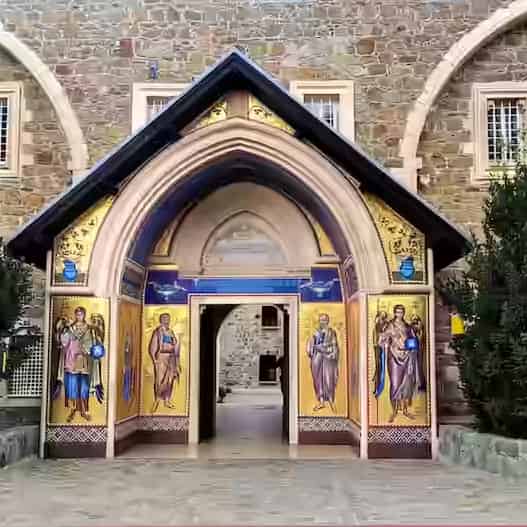 Steinerner Bogeneingang mit goldenen Heiligenmosaiken am Kloster Kykkos im Troodos-Gebirge, Zypern.