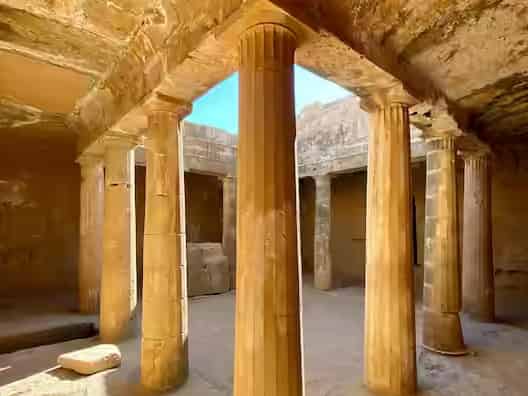 Unterirdischer, in den Fels gehauener Innenhof mit dorischen Steinsäulen in den Königsgräbern von Paphos, Zypern.