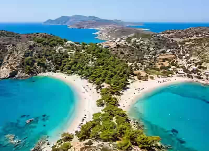 Baie de Lefkos à Karpathos avec deux criques de sable blanc séparées par un isthme de pins et eau turquoise peu profonde, Dodécanèse, Grèce