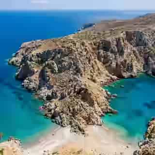 Criques jumelles d'Achata sur la côte sud de Karpathos avec eau turquoise cristalline et promontoire rocheux, Dodécanèse, Grèce