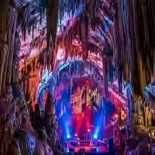 Spettacolari stalattiti e stalagmiti nella grotta Drogarati a Cefalonia con illuminazione da palcoscenico per concerti, Grecia