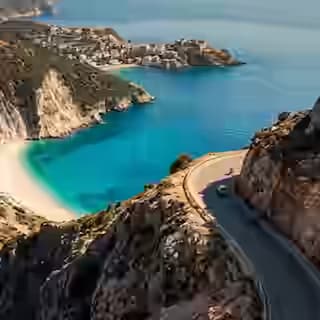 Strada costiera tortuosa sulla costa ovest di Cefalonia con vista sul Mar Ionio verso Myrtos e Assos
