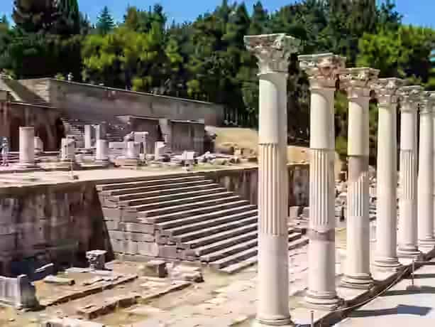 Τα αναβαθμιδωτά αρχαία ερείπια του Ασκληπιείου της Κω ανάμεσα στα πεύκα – ένας από τους σημαντικότερους αρχαιολογικούς χώρους, προσβάσιμος με αυτοκίνητο της Karpadu.