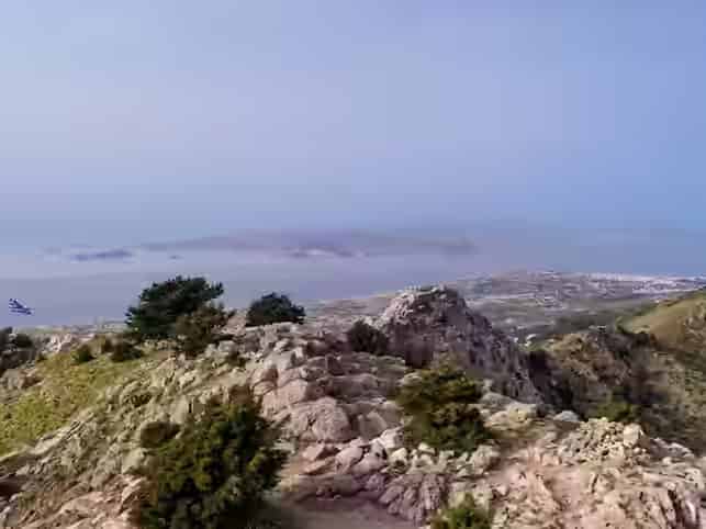 Χρυσό ηλιοβασίλεμα πάνω από το Αιγαίο από το ορεινό χωριό Ζιά της Κω – ένα σημείο θέας που αξίζει να φτάσετε με αυτοκίνητο της Karpadu.