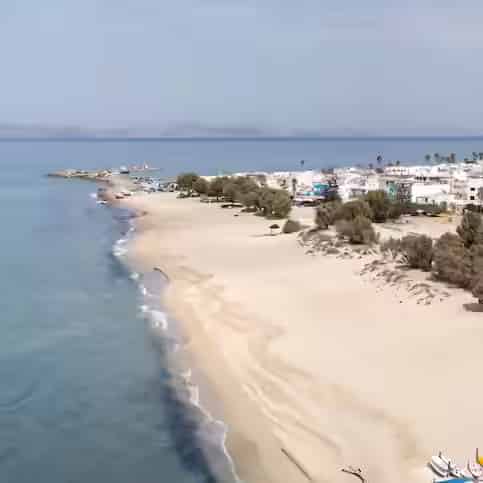 Ψαρόβαρκες στο ήρεμο λιμάνι του Μαστιχαρίου στη βόρεια ακτή της Κω – σύντομη διαδρομή από το αεροδρόμιο με αυτοκίνητο της Karpadu.