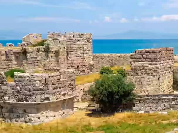 Το μεσαιωνικό Κάστρο Νερατζιάς των Ιπποτών στην είσοδο του λιμανιού της Κω, εύκολα προσβάσιμο με αυτοκίνητο της Karpadu.