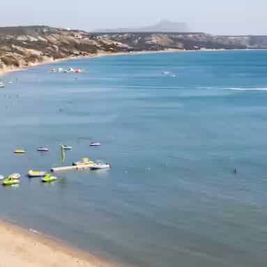 Χρυσή άμμος και καθαρά γαλάζια νερά στην παραλία Paradise στη νότια ακτή της Κω – σύντομη διαδρομή από το αεροδρόμιο με αυτοκίνητο της Karpadu.