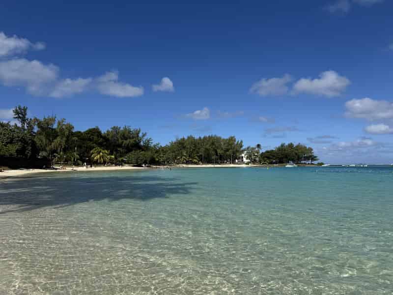 Kristallklares, leuchtend türkisfarbenes Wasser und Korallenriffe im Blue Bay Marine Park auf Mauritius.