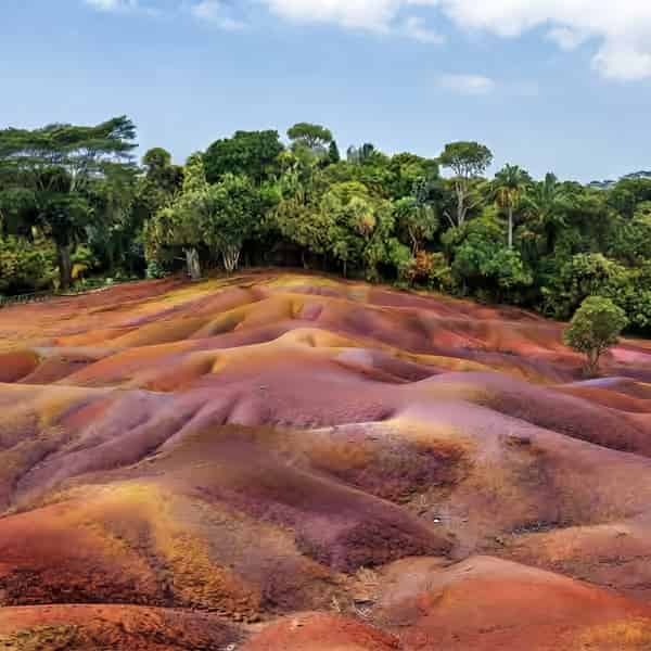 Die einzigartigen Sanddünen von Chamarel auf Mauritius mit deutlich getrennten Farbschichten.