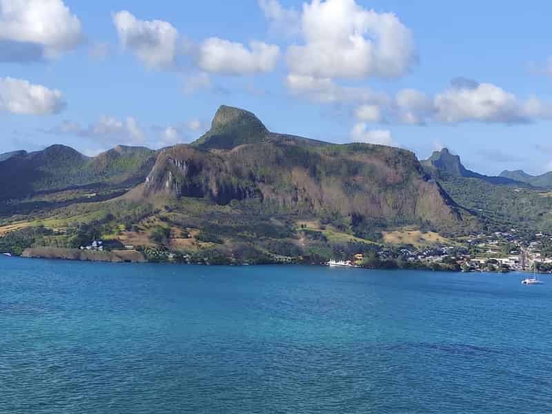 Klares türkisfarbenes Wasser und Blick auf eine Insel in der Ferne über die Bucht von Mahébourg, Mauritius.