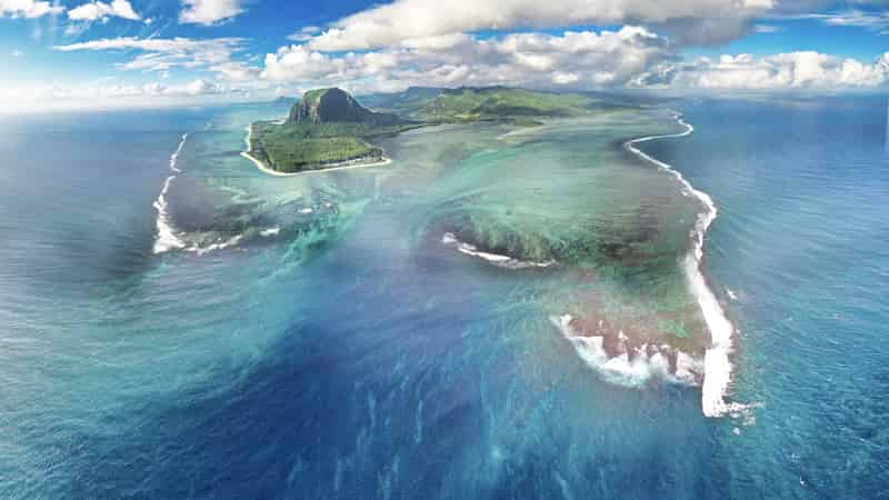 Splendida vista aerea panoramica sul rigoglioso paesaggio tropicale e sulla costa di Mauritius.