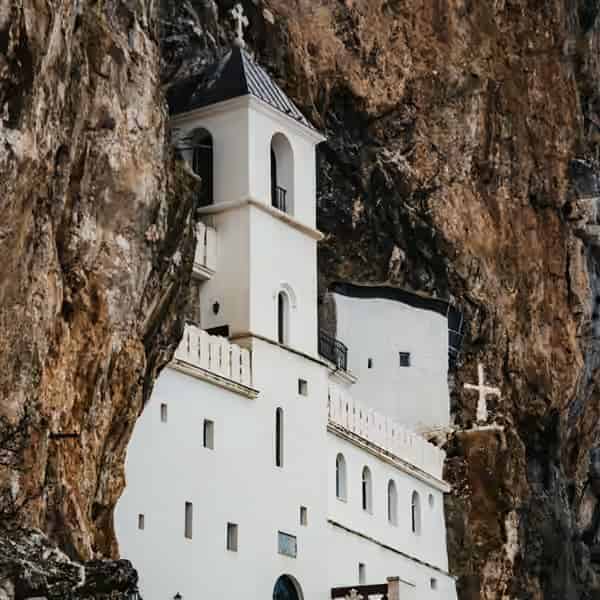 Wspaniały monaster Ostrog, efektownie wbudowany w pionową ścianę skalną w Czarnogórze.