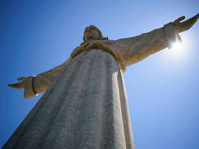 Die monumentale Cristo-Rei-Statue in Almada mit Blick über den Tejo und die Stadt Lissabon.
