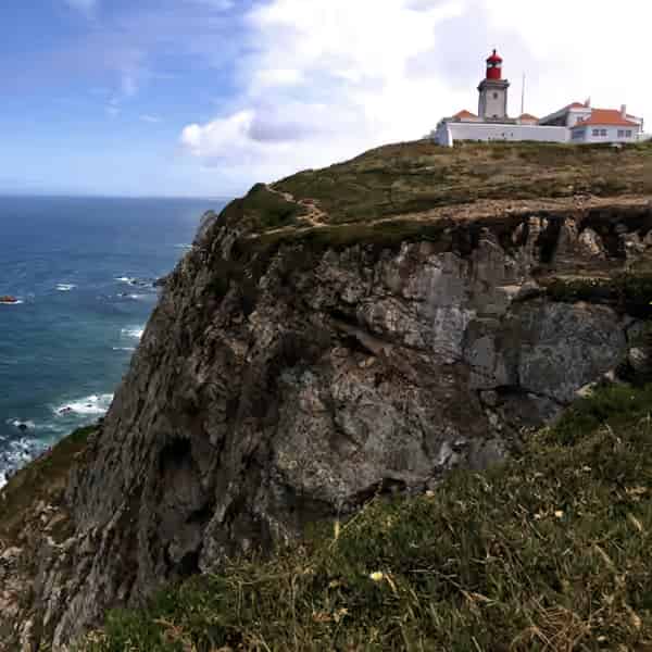 Schroffe Felsklippen und historischer Leuchtturm am Cabo da Roca, dem westlichsten Punkt des europäischen Festlands.