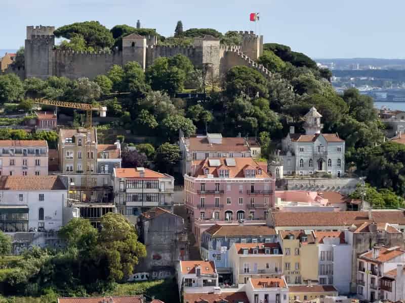 Malerischer Blick auf das historische Viertel Alfama und das Castelo de São Jorge hoch über Lissabon.