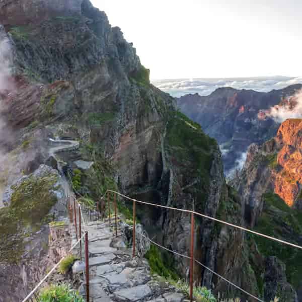 Atemberaubender Blick vom Gipfel des Pico do Arieiro auf scharfe Bergspitzen über einem Wolkenmeer.