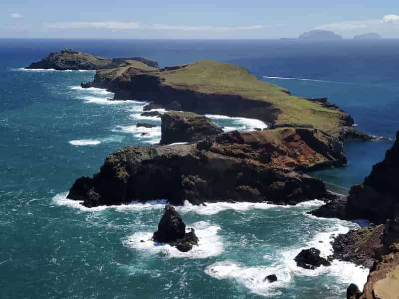 Zerklüftete Felsformationen und spektakuläre Küstenwanderwege an der Ponta de São Lourenço.
