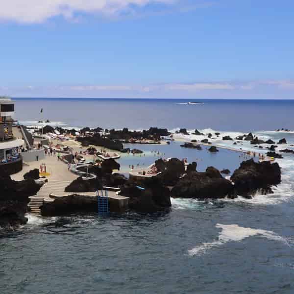 Natürliche Schwimmbecken im Vulkangestein, gefüllt mit klarem Meerwasser, an der Küste von Porto Moniz.
