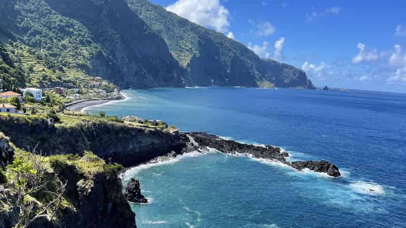 Panoramă spectaculoasă cu faleze vulcanice abrupte și ape turcoaz cristaline pe coasta din Seixal, Madeira.