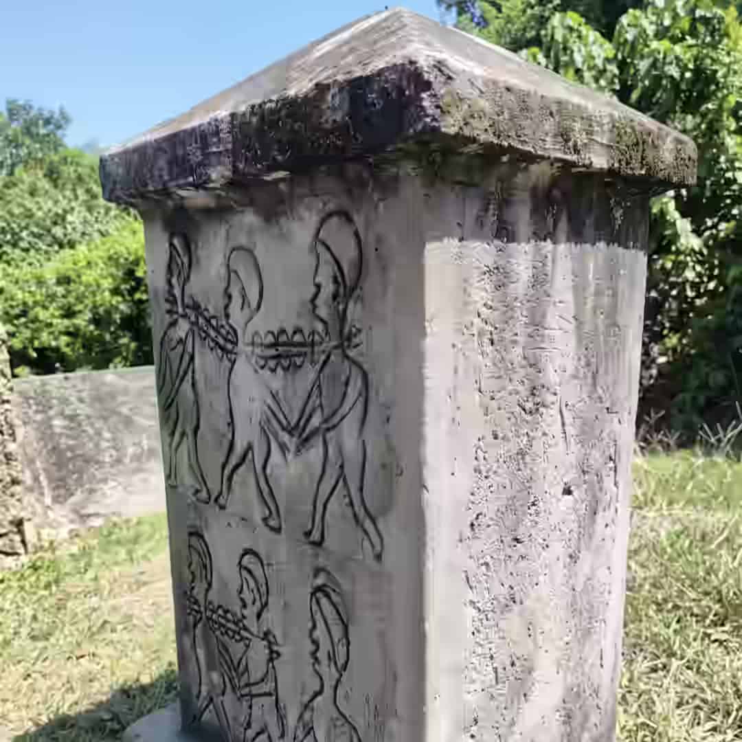 Ein Gedenkstein in Mangapwani mit eingeritzten Figuren aneinandergeketteter versklavter Menschen.