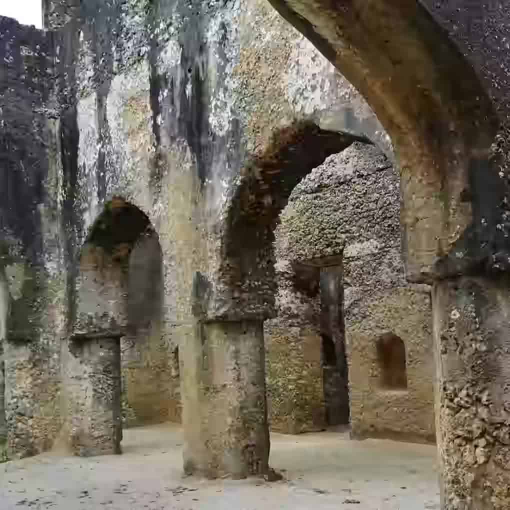 Bögen und Pfeiler aus Korallenstein in den dachlosen Ruinen des Mtoni-Palasts nördlich von Stone Town.