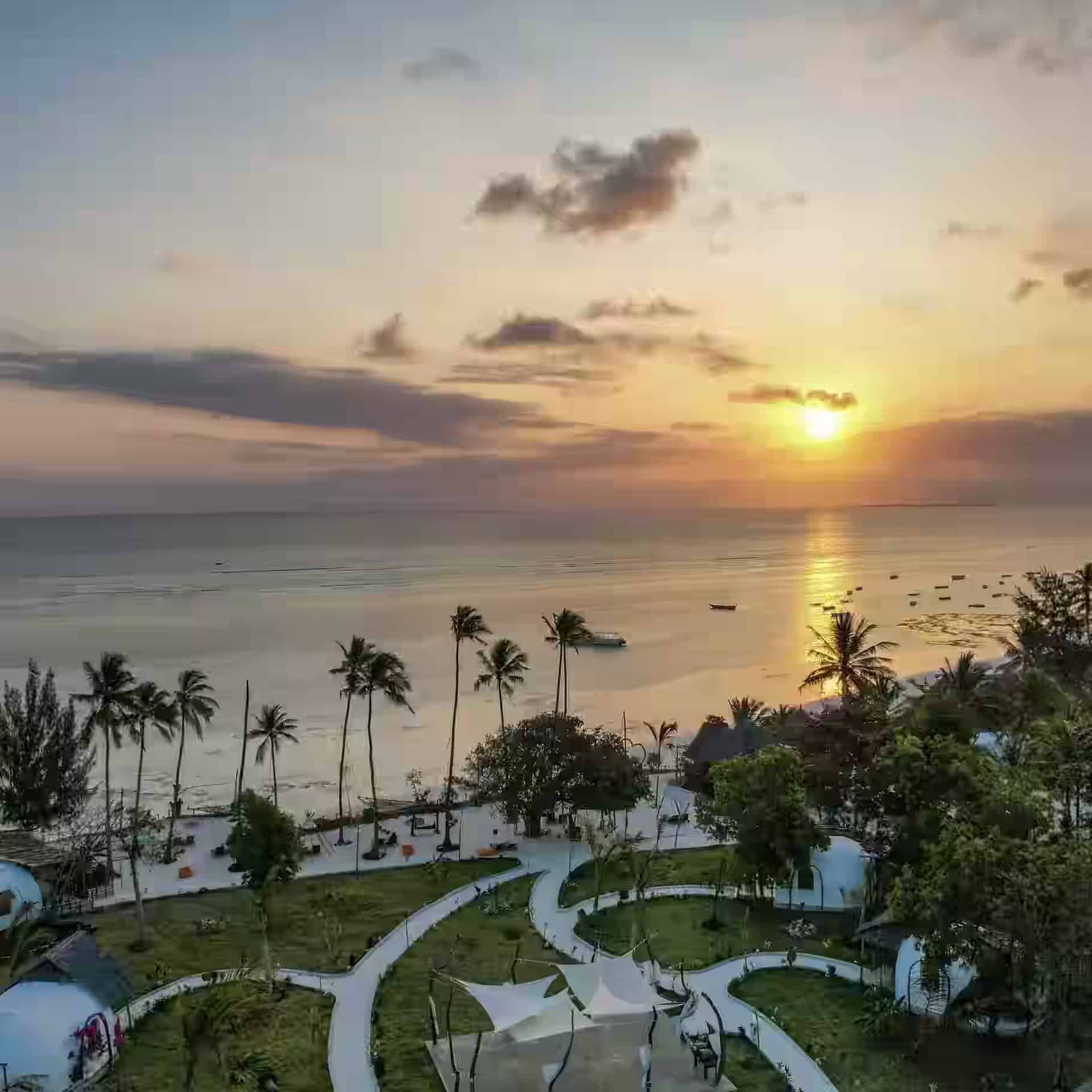 Țărm liniștit și un promontoriu stâncos pe plaja Kizimkazi, pe coasta de sud a Zanzibarului.