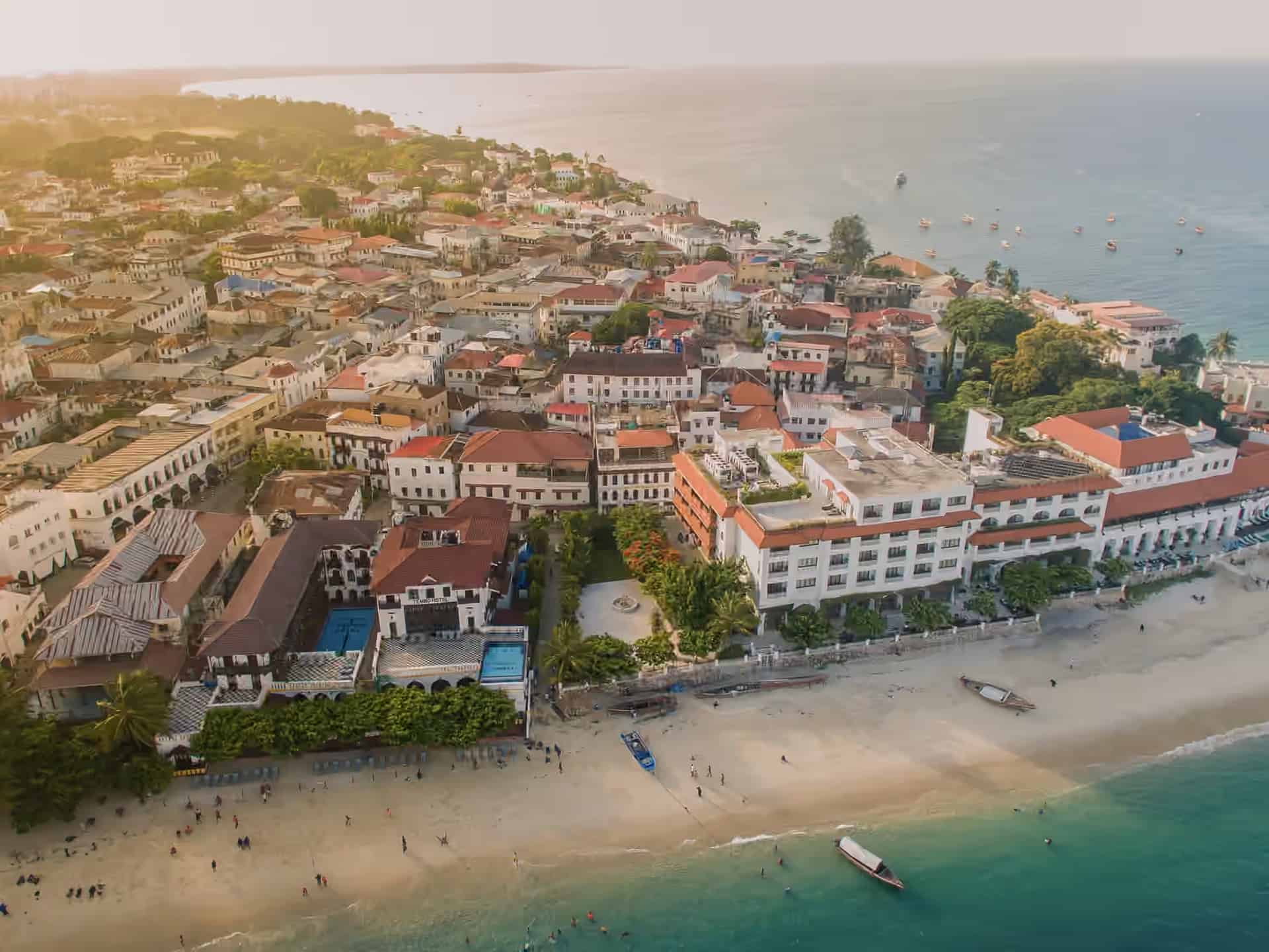 Străduțe istorice înguste și arhitectură tradițională în Stone Town, Zanzibar.