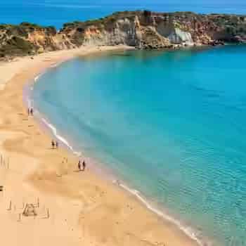 Plaża Gerakas na południowym cyplu Zakynthos ze złotym piaskiem jako strefa lęgowa żółwi w Morskim Parku Narodowym, Grecja