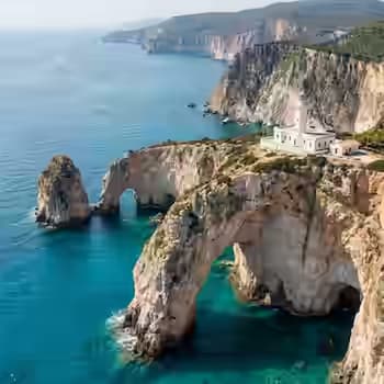 Keri-Leuchtturm am südlichen Kap von Zakynthos mit Blick auf massive natürliche Felsbögen im Ionischen Meer, Griechenland